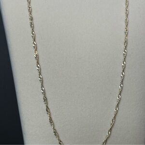 Elegant Silver Twisted Chain Necklace